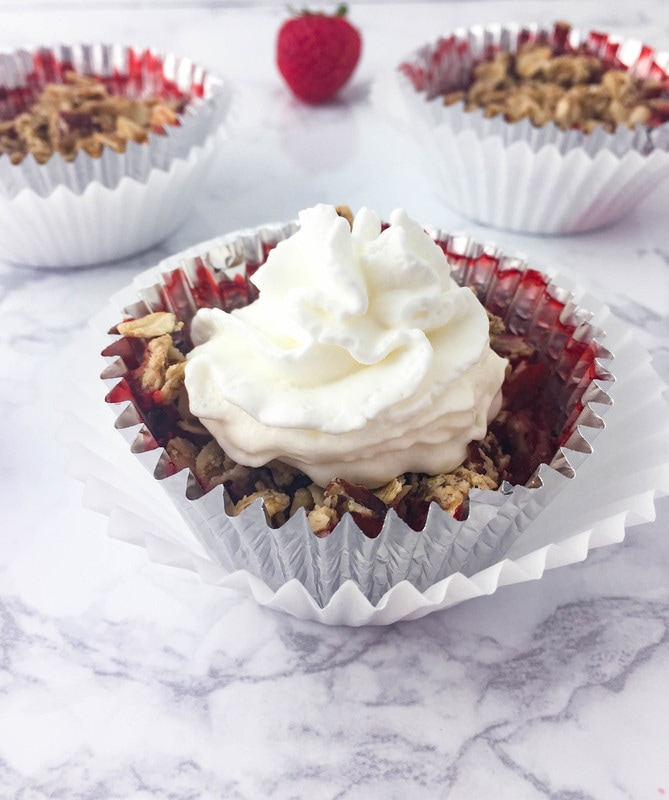 mini strawberry crumble cups