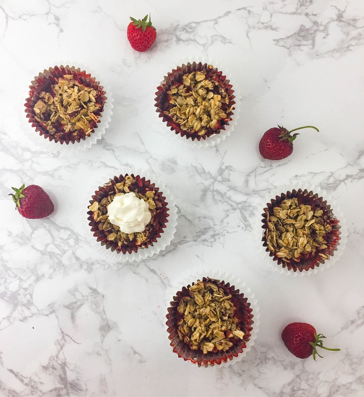 mini strawberry crumble cups