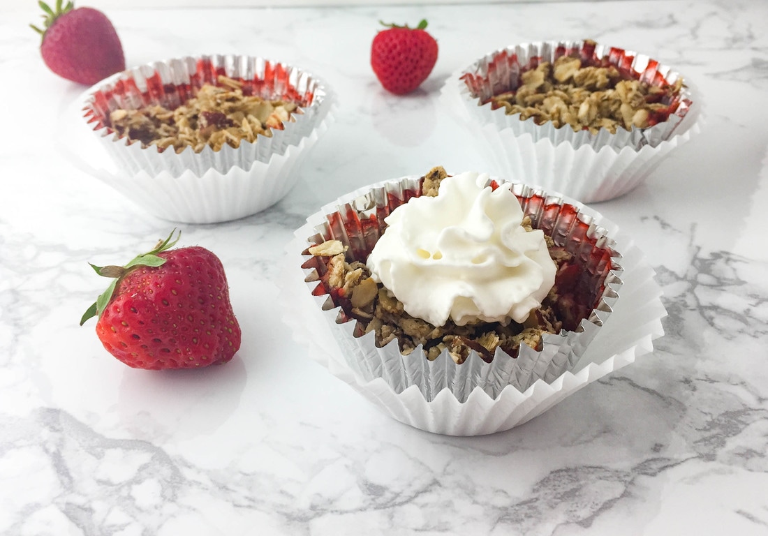 mini strawberry crumble cups